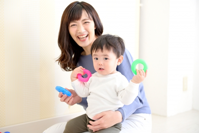 胸に手を当てる