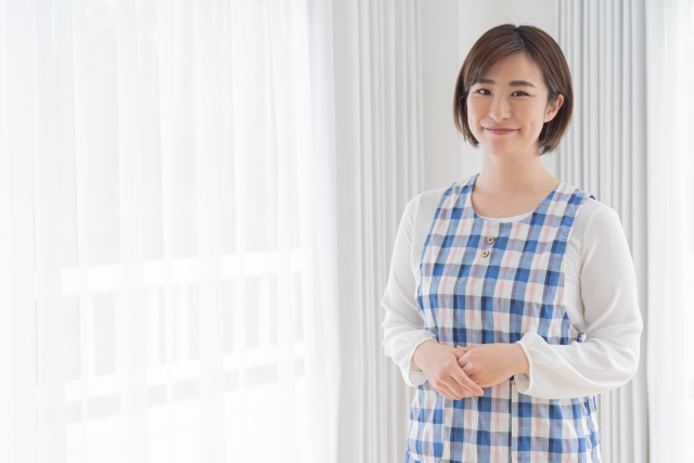 エプロン姿の女性